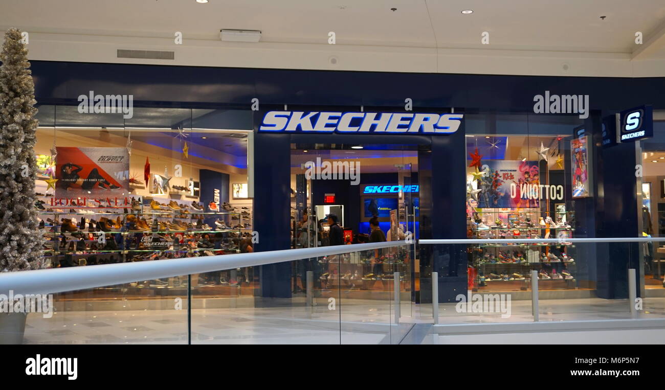 Minnesota, Estados Unidos - Noviembre 2016: Skechers zapatillas tienda de prendas de vestir y calzado fachada interior grande unas vacaciones de compras. Calzado empresa f Fotografía stock - Alamy