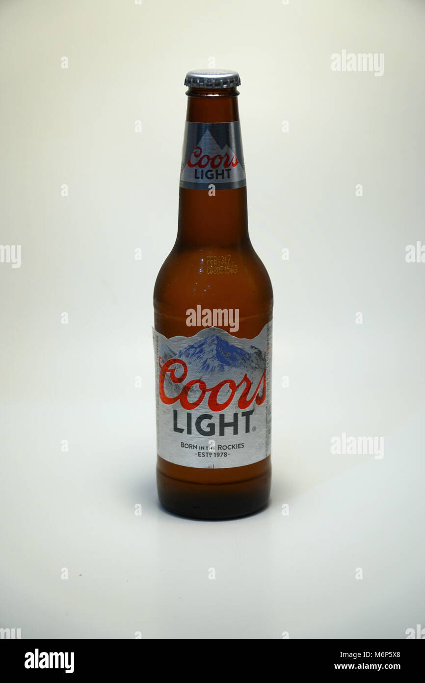 Coors Light botella de cerveza contra el fondo blanco. La foto del  producto. Silver Bullet marca de bebida alcohólica frío como las Montañas  Rocosas en Colorado. Fabricada en U Fotografía de stock -
