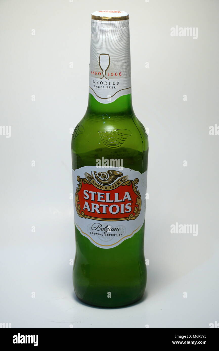 Stella Artois de botella de cerveza la foto del producto. Cerveza belga de  la bebida alcohólica compañía. Botella de vidrio verde white label.  Editorial ilustrativos Fotografía de stock - Alamy
