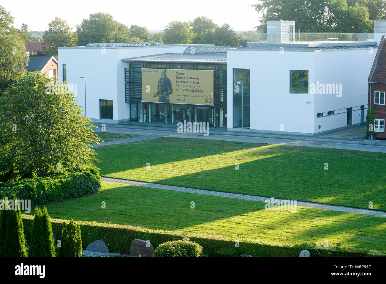 Kongernes Jelling (Casa de los reyes vikingos) museo nacional en Jelling, Dinamarca. El 8 de agosto de 2015. El sitio real de los primeros reyes de Dinamarca con grandes Foto de stock