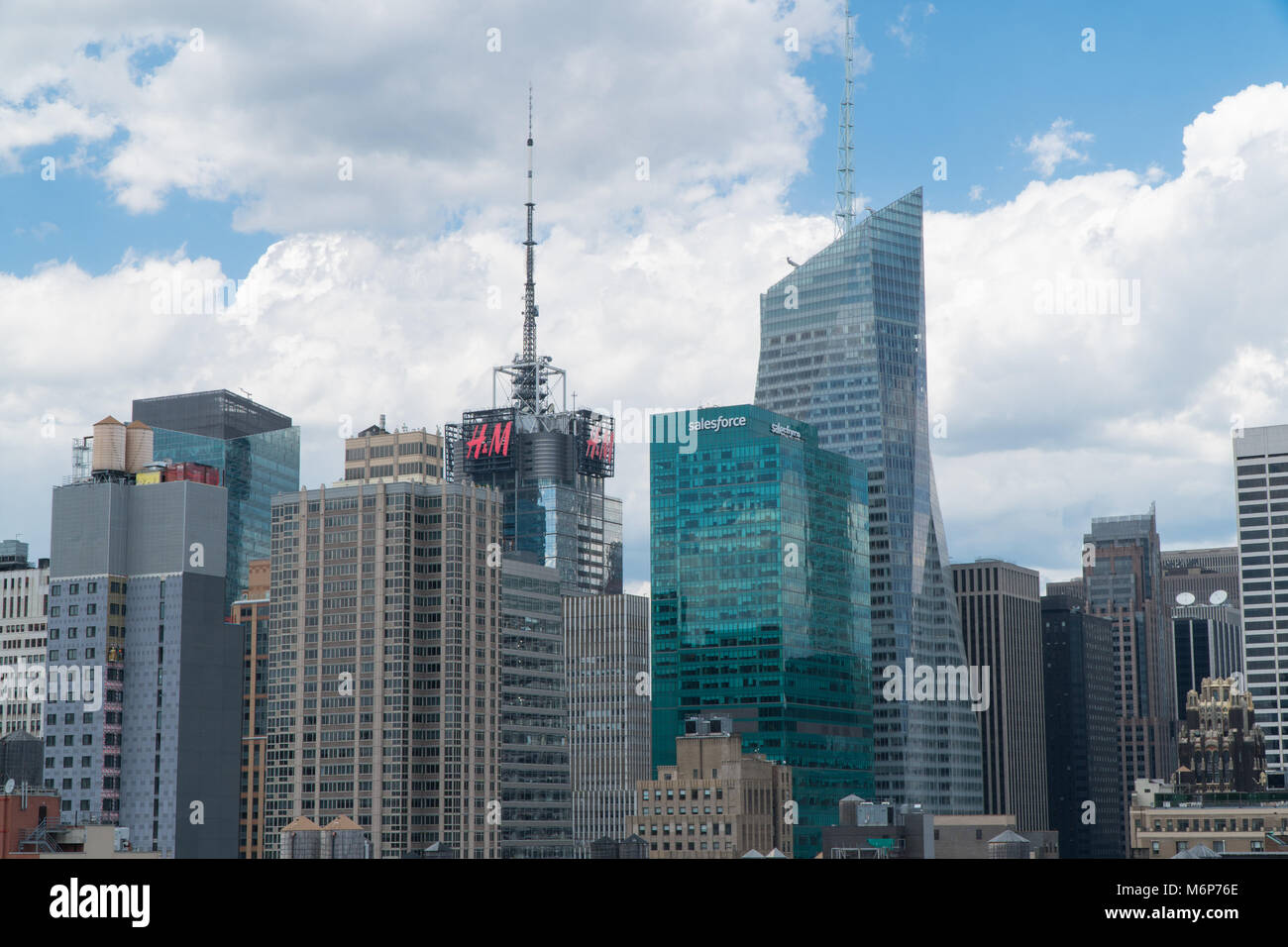 La Ciudad de Nueva York, circa 2017: Midtown Manhattan de H&M, Salesforce Edificio  Torre, la torre de Bank of America Fotografía de stock - Alamy