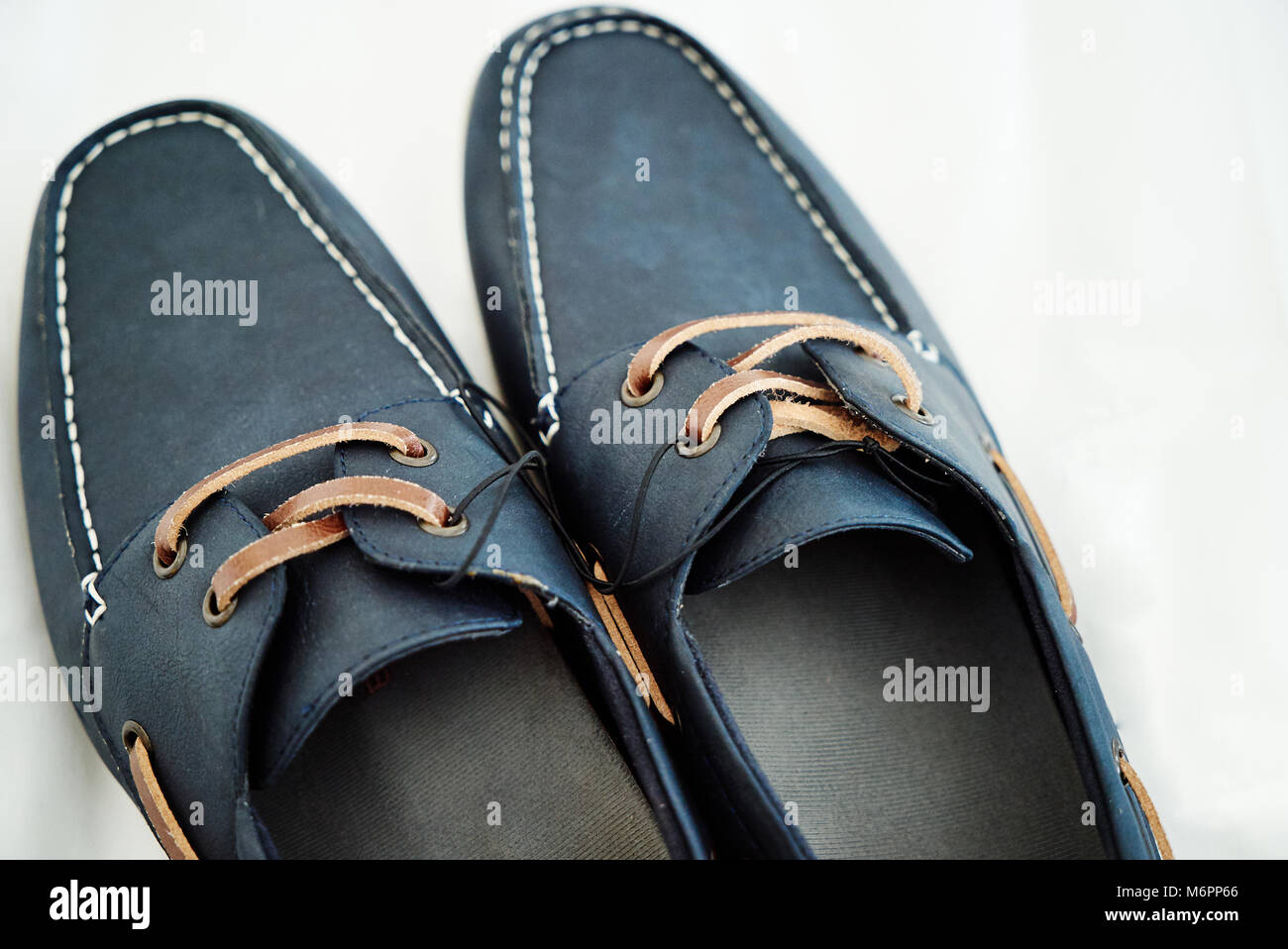 La marina de cuero marrón zapatos con cordones en el piso blanco Fotografía  de stock - Alamy