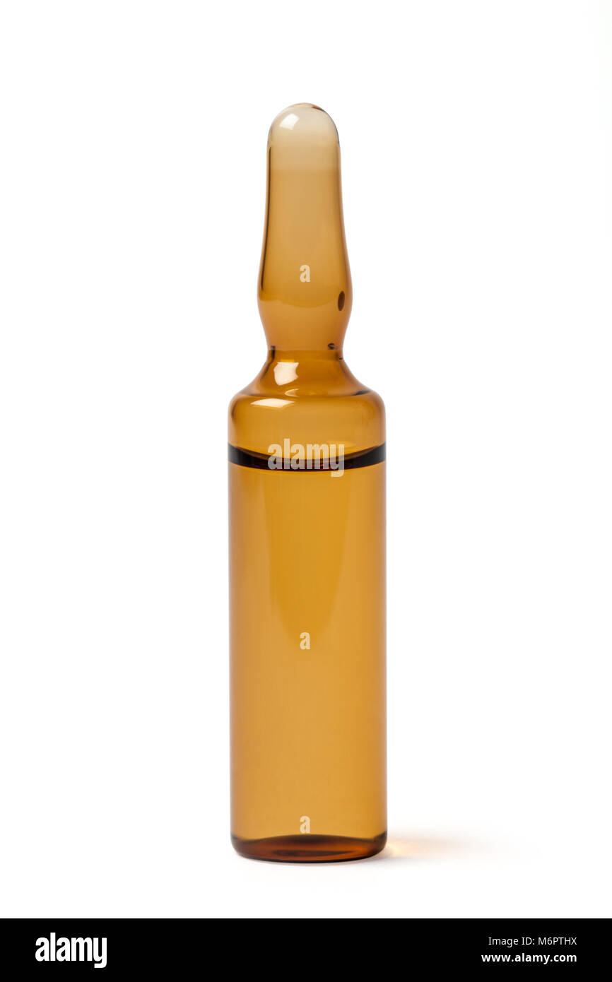 Ampolla de vidrio marrón transparente con medicina límpido aislado en blanco. Imagen con un trazado de recorte. Foto de stock