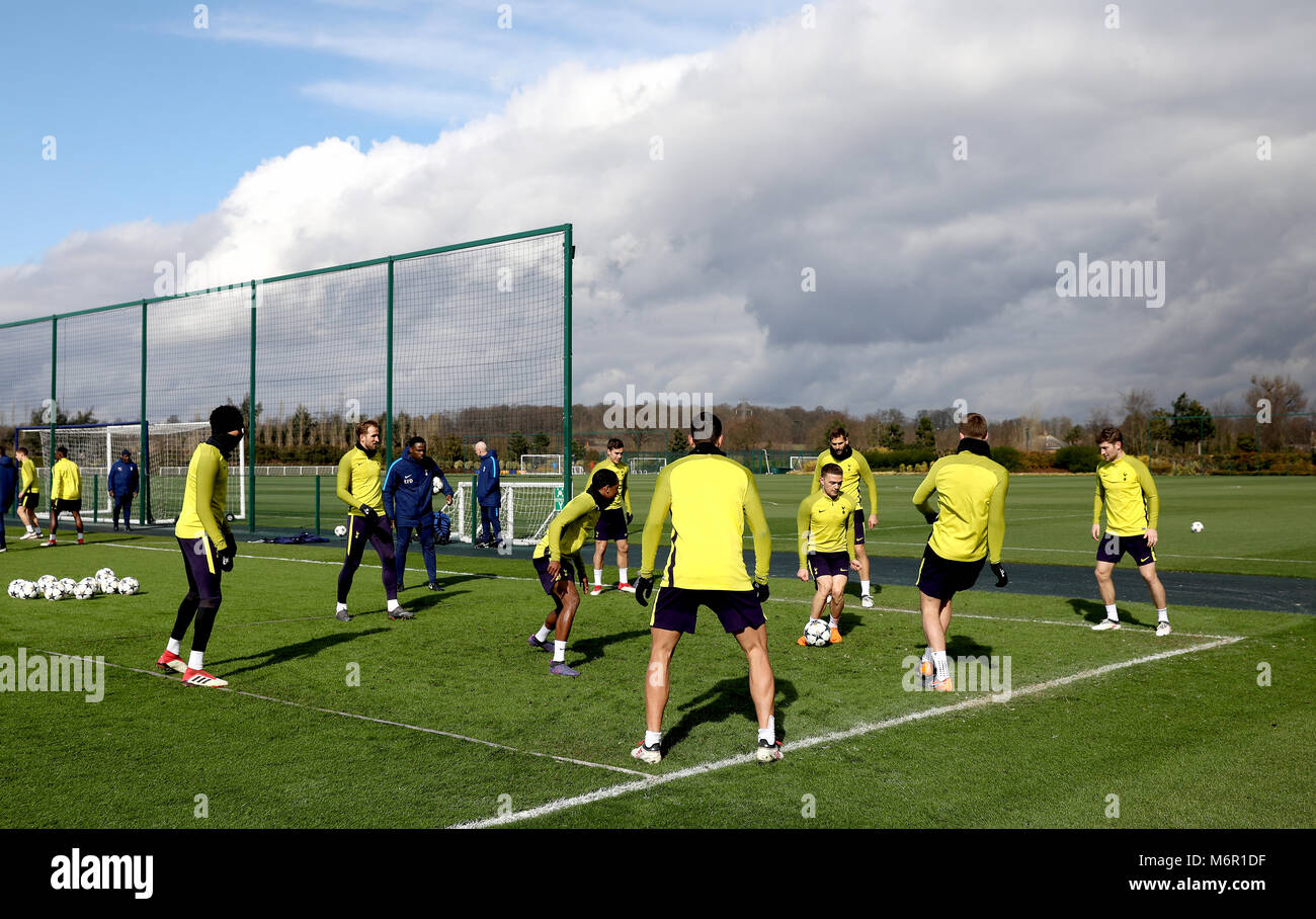 Una vista general de Tottenham Hotspur jugadores durante la sesión de  formación en el Tottenham Hotspur Football Club Training Ground, Londres  Fotografía de stock - Alamy