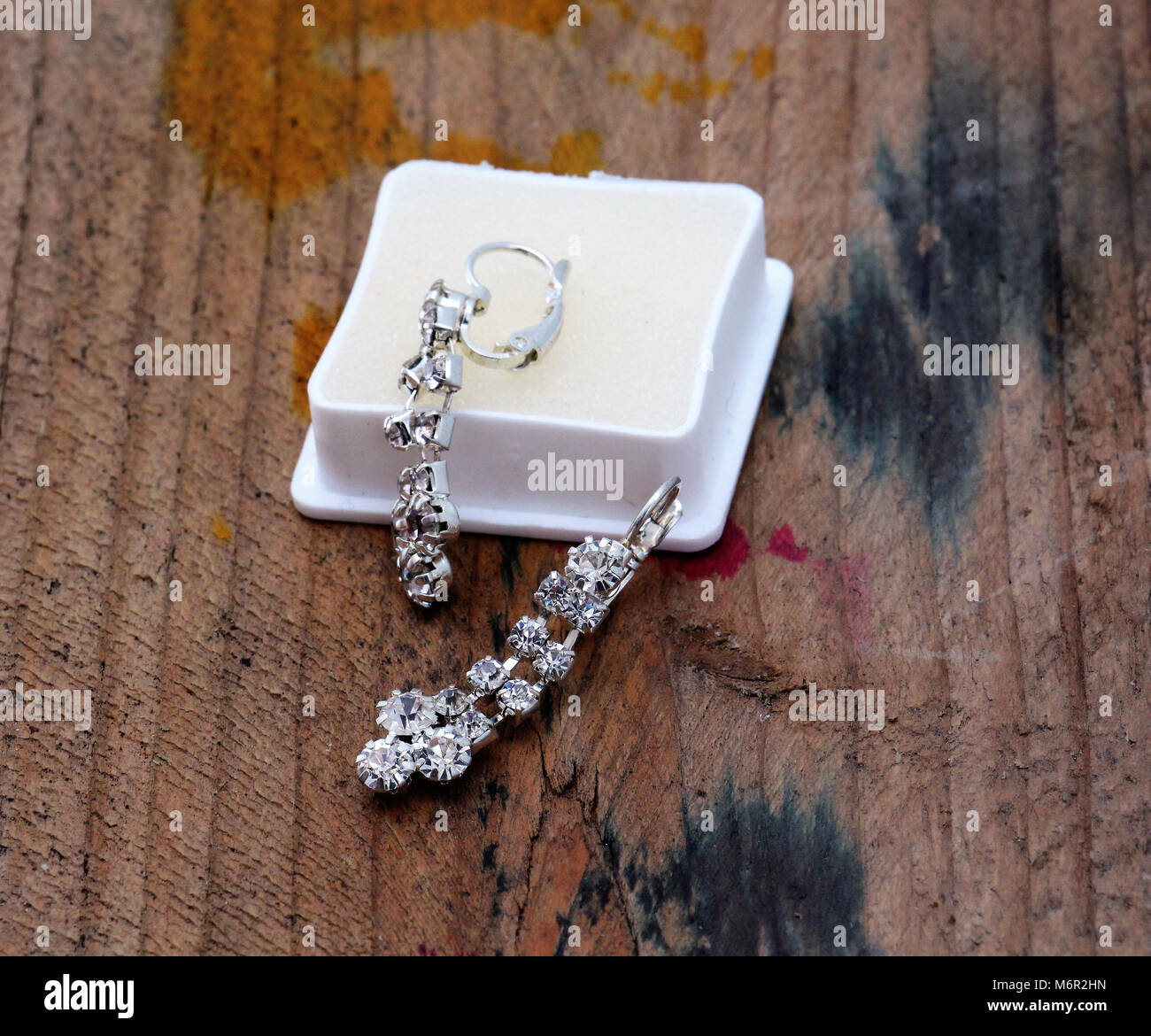 Par de una moda aretes de plata con piedras preciosas,imagen de una  Fotografía de stock - Alamy