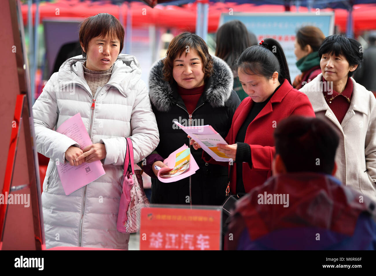 Hefei, provincia de Anhui, China. 6 Mar, 2018. Los solicitantes de empleo con un empleador comunicar a una feria de trabajo dedicada a las hembras en Hefei, capital de la oriental provincia de Anhui, China, 6 de marzo de 2018. La feria de empleo, celebrada por el sector de los recursos humanos de la Hefei Área de desarrollo económico y tecnológico junto con la comunidad local, se destina a ofrecer más de 1.000 oportunidades de trabajo de más de 50 empresas de la ciudad de mano de obra femenina. Crédito: Liu Junxi/Xinhua/Alamy Live News Foto de stock