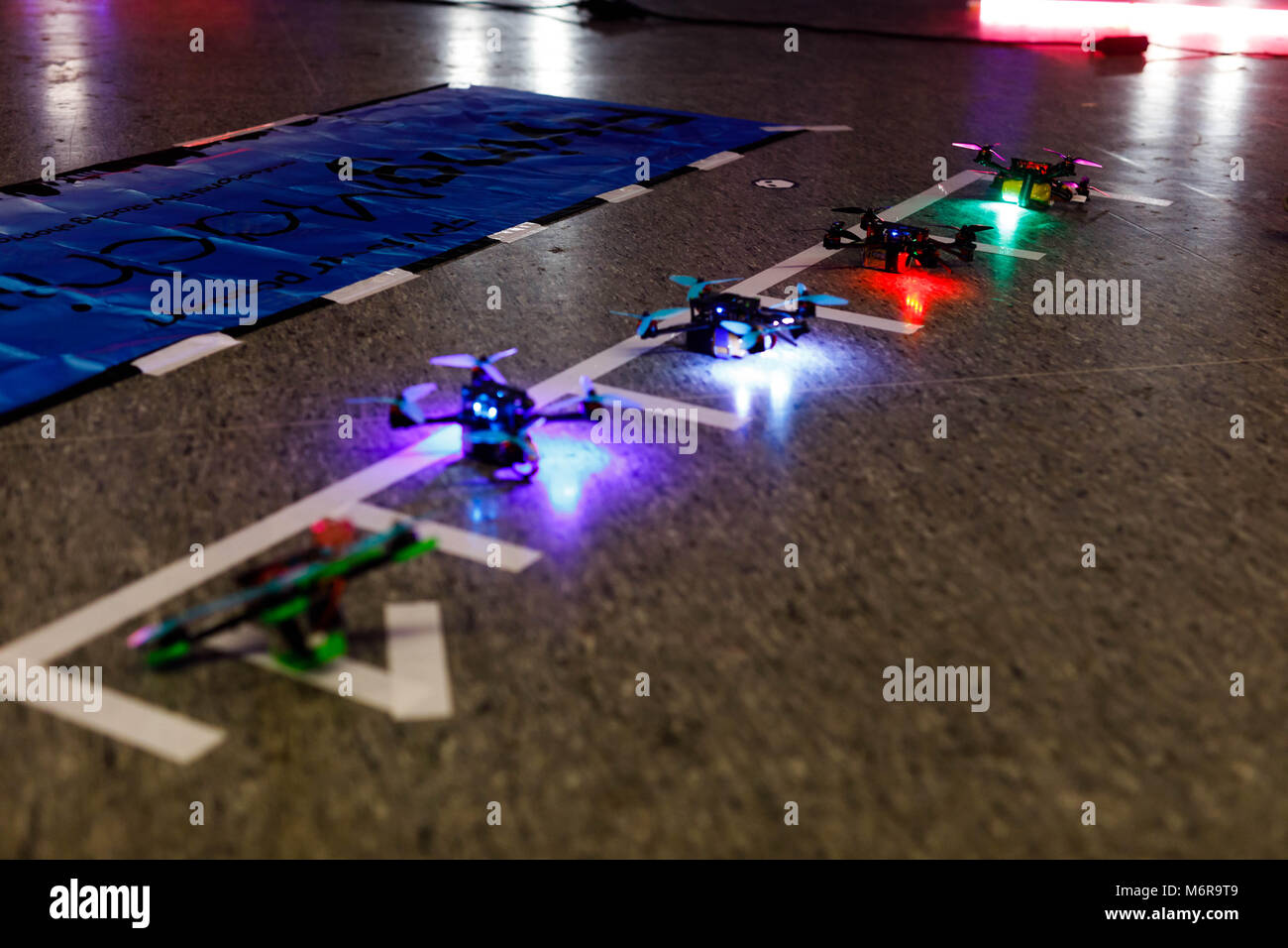 Hannover, Alemania. 17 Feb, 2018. Racing drones ilustra a la línea de  partida de la vía de la FPV torneo en Hannover, Alemania, el 17 de febrero  de 2018. Un torneo de