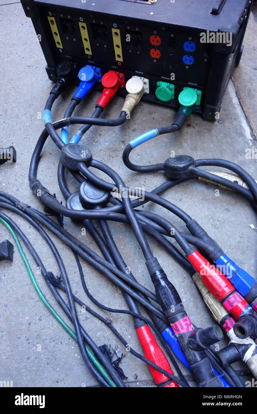 Cuadro eléctrico portátil con enchufes y cables Fotografía de stock - Alamy