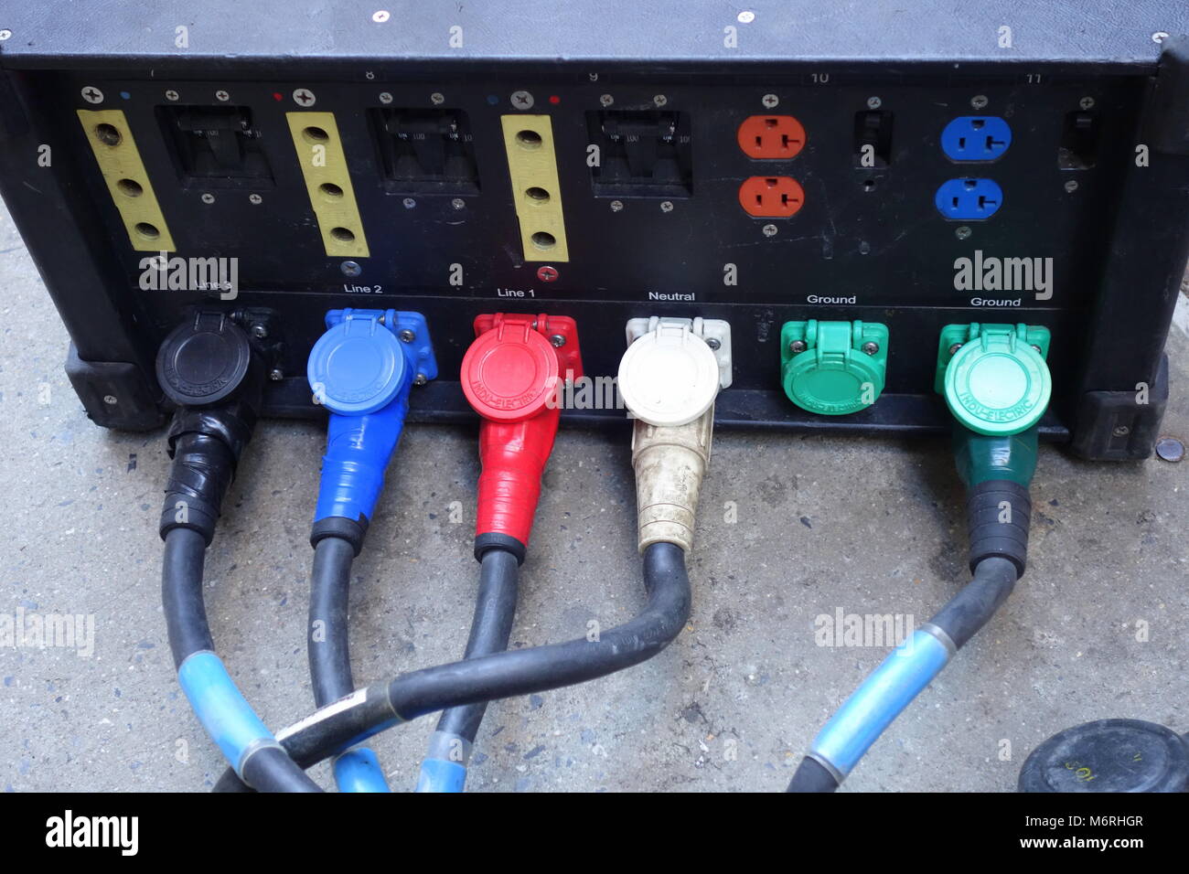 Cuadro eléctrico portátil con enchufes y cables Fotografía de stock - Alamy