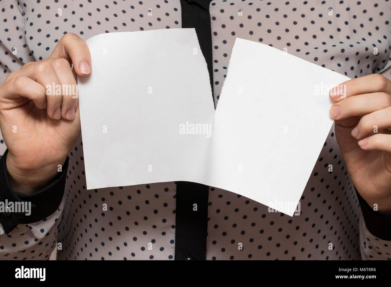 Manos femeninas rompe una hoja de papel, primer plano Fotografía de stock -  Alamy