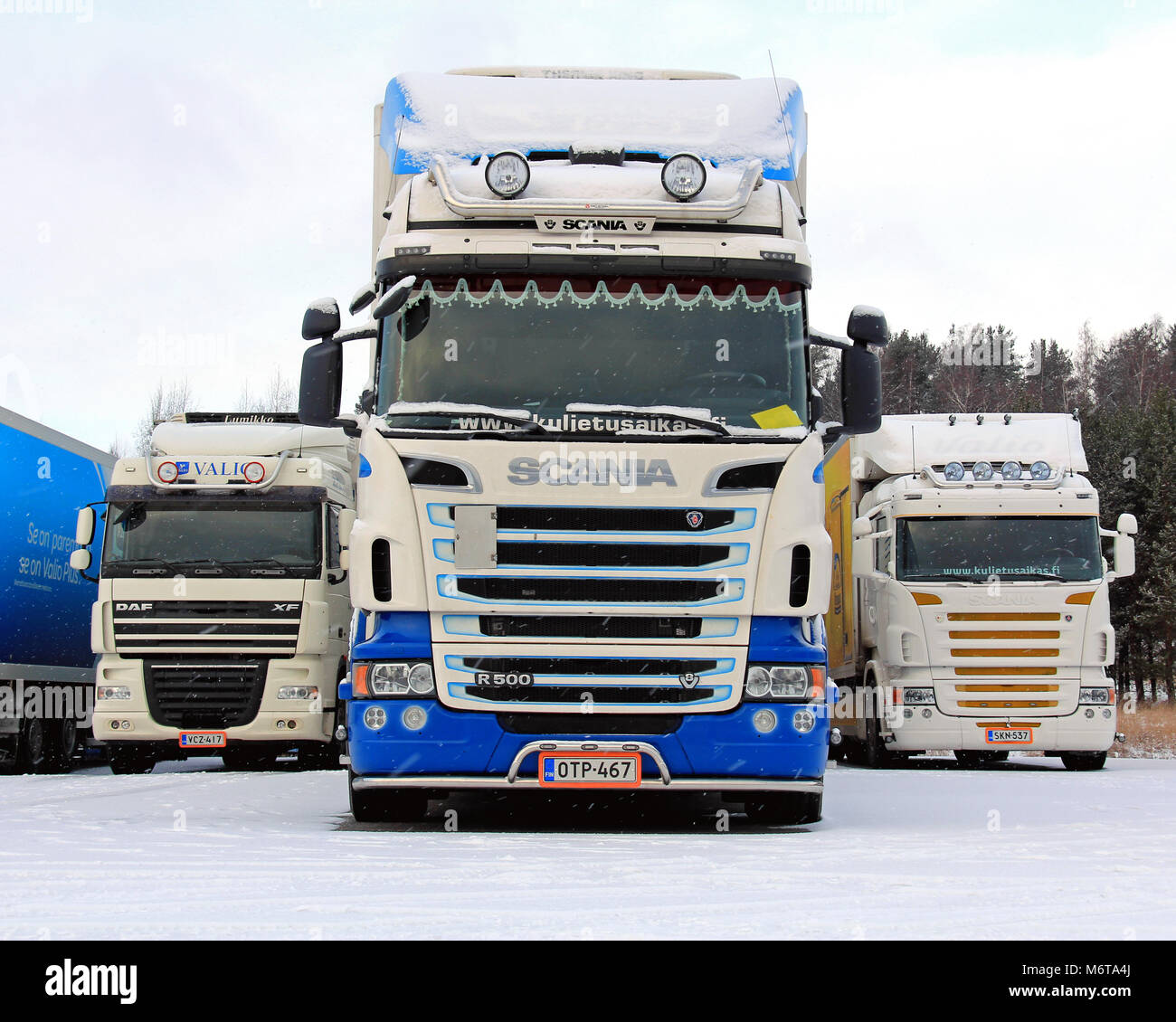SALO, Finlandia - 12 de enero de 2014: Scania R500 V8 largo camión de transporte en la nieve. 108 Ecolution por camiones Scania se entregan a hopi, un importante logisti Foto de stock