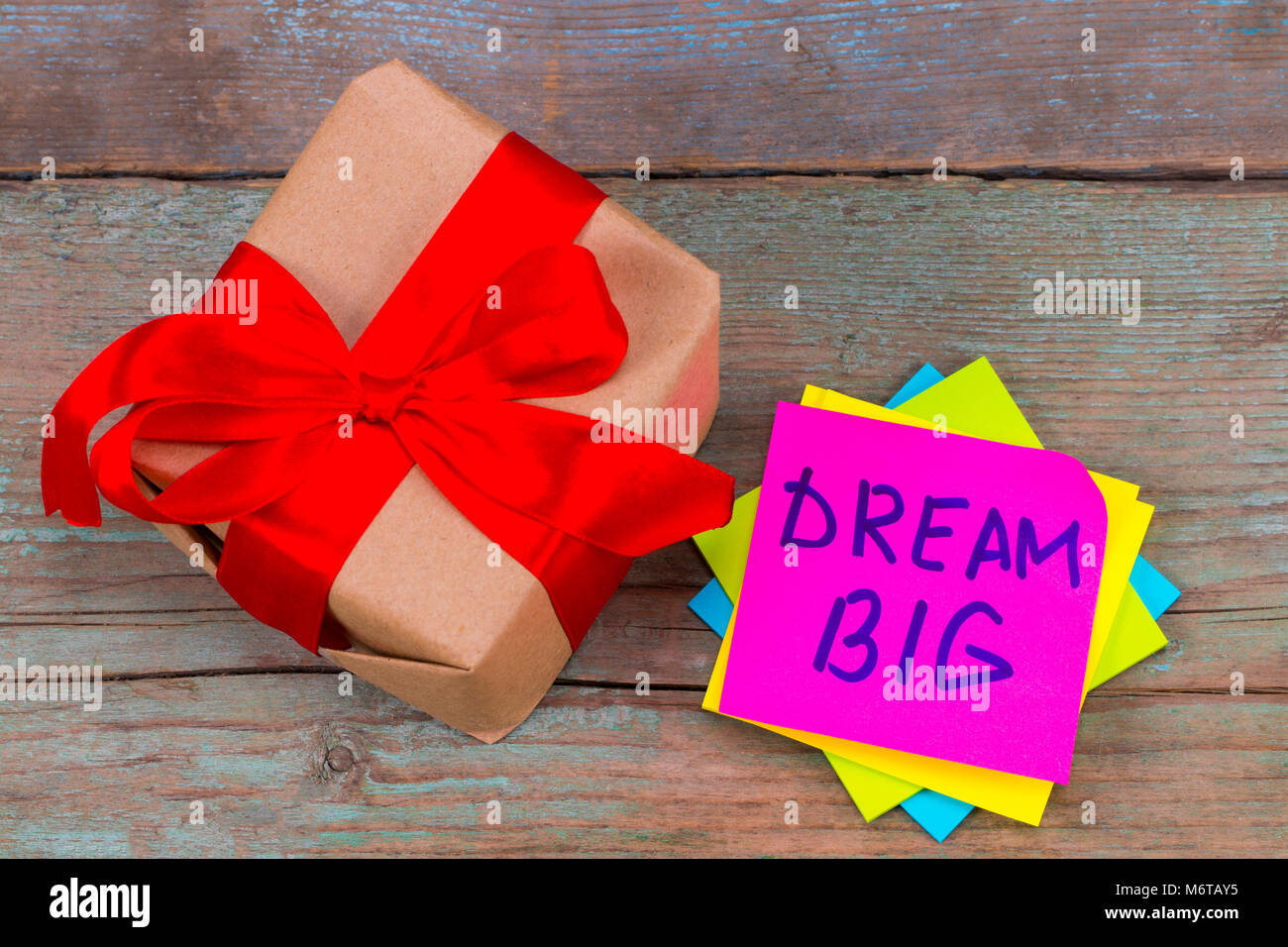 Soñar en grande y caja de regalo concepto - asesoramiento motivacional o  recordatorio en las coloridas Notas rápidas Fotografía de stock - Alamy