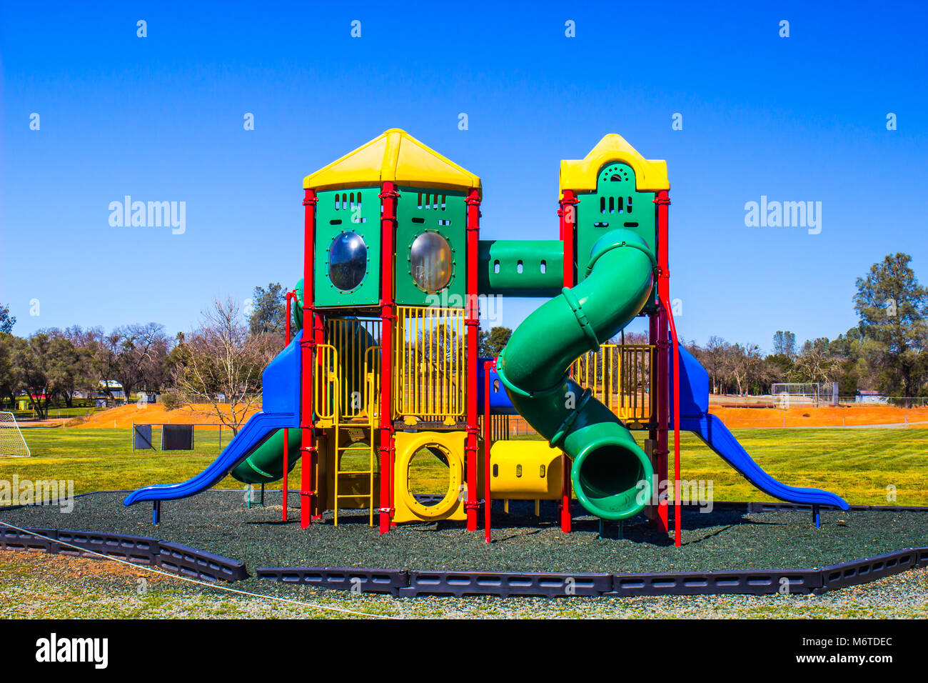 Selva multicolores gimnasio equipos de juegos Foto de stock