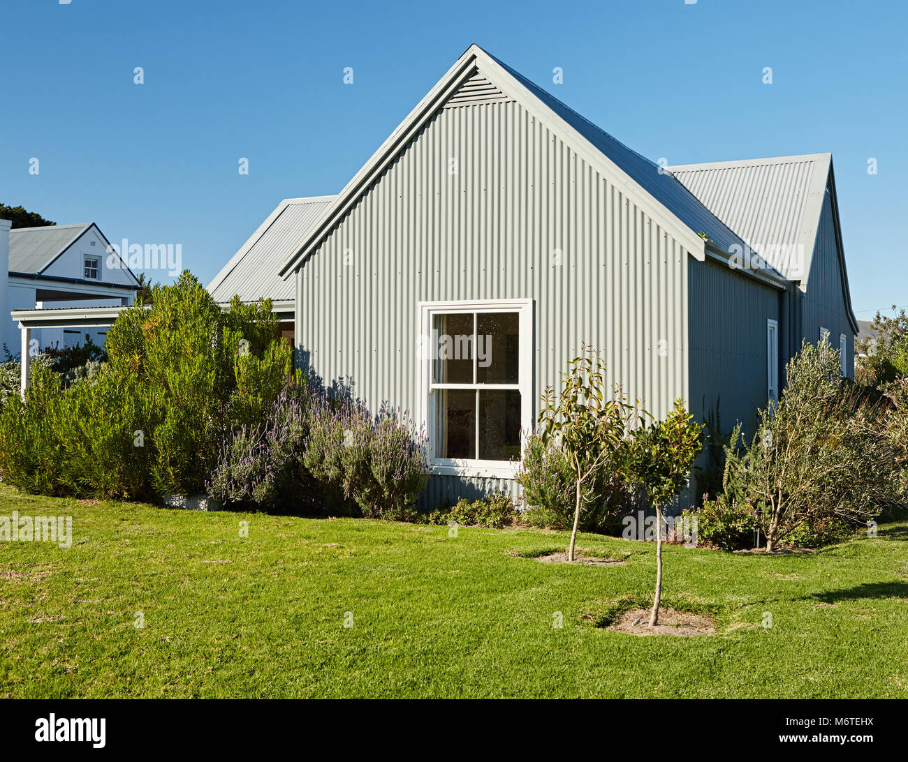 Parte trasera exterior de una casa de estilo campestre en el verano Foto de stock