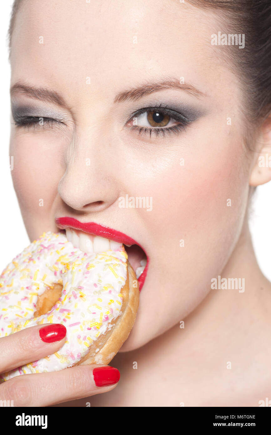 Mujer comiendo donut Foto de stock