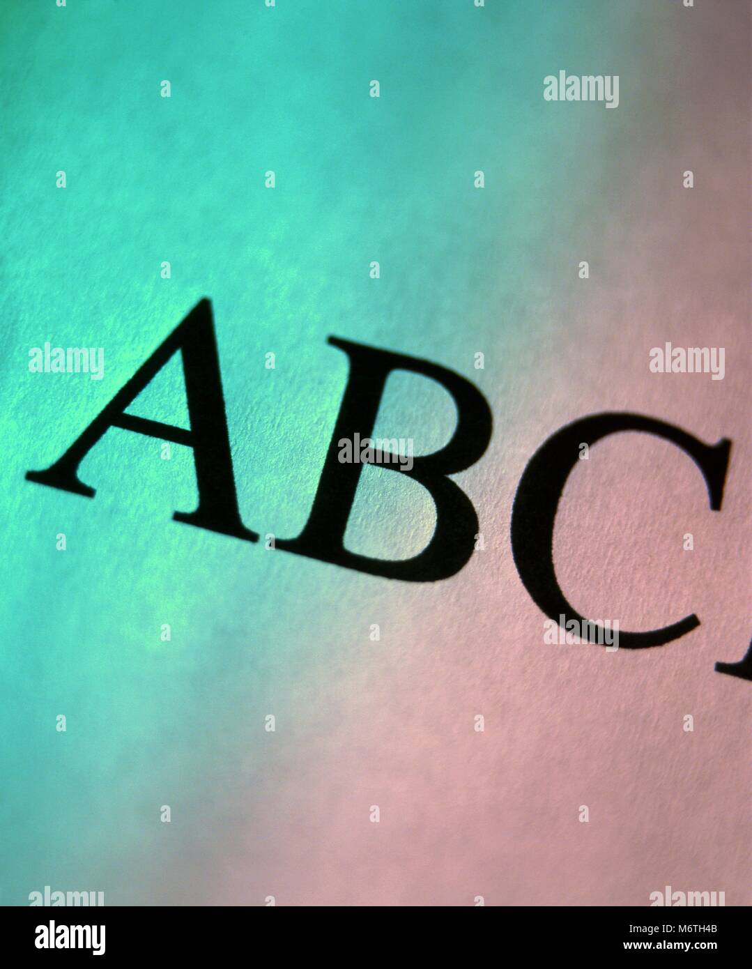 Una vista de cerca de letras ABC. Foto de stock