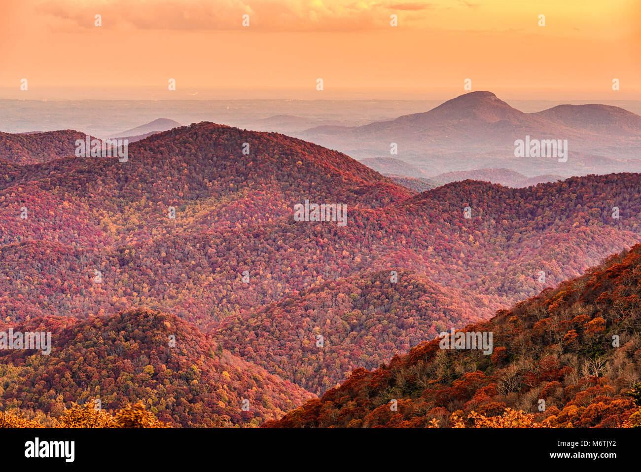 Bald, Georgia, EE.UU. Vista de Blue Ridge Mountains en otoño de montaña hacia la sangre. Foto de stock