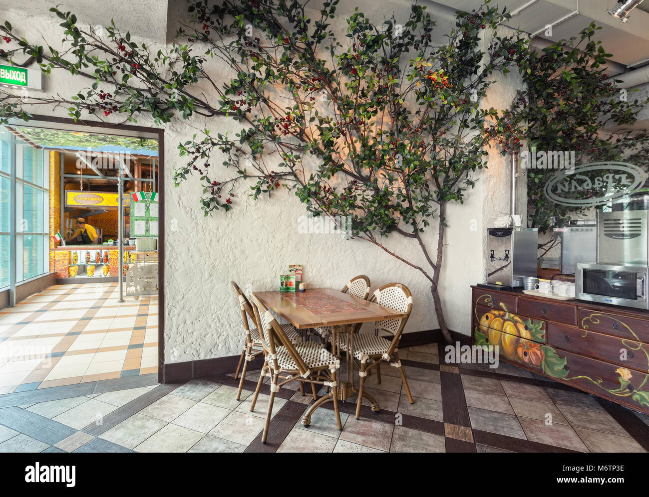 Pequeño árbol artificial en un recipiente aislado en fondo blanco. Imagen  conceptual para el diseño de interiores y decoración de hogar y oficina  Fotografía de stock - Alamy