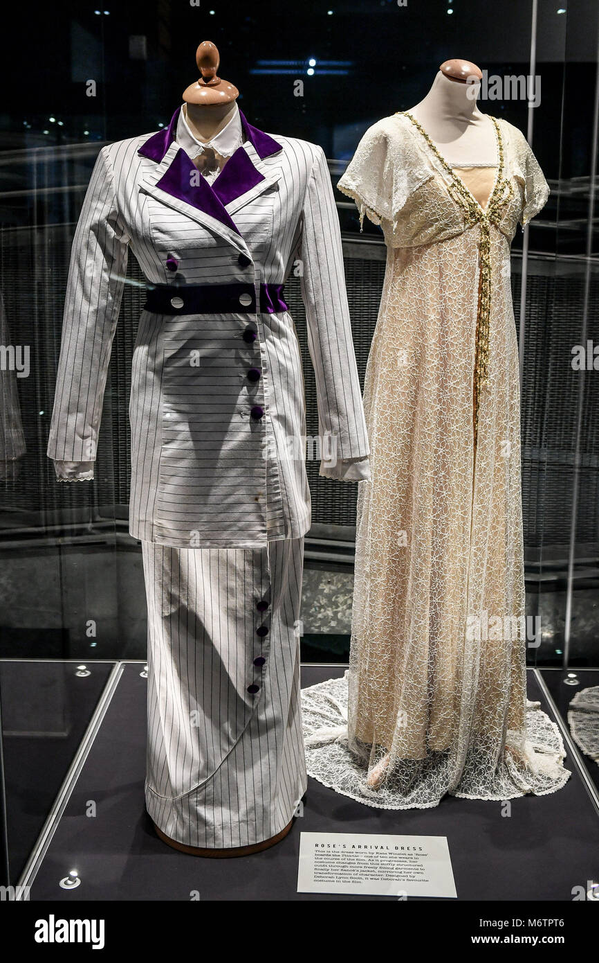 La vestimenta original usado por Kate Winslet en la película Titanic  (izquierda), junto con un vestido de reproducción de la película en la  pantalla durante una previsualización del Titanic historias exposición en