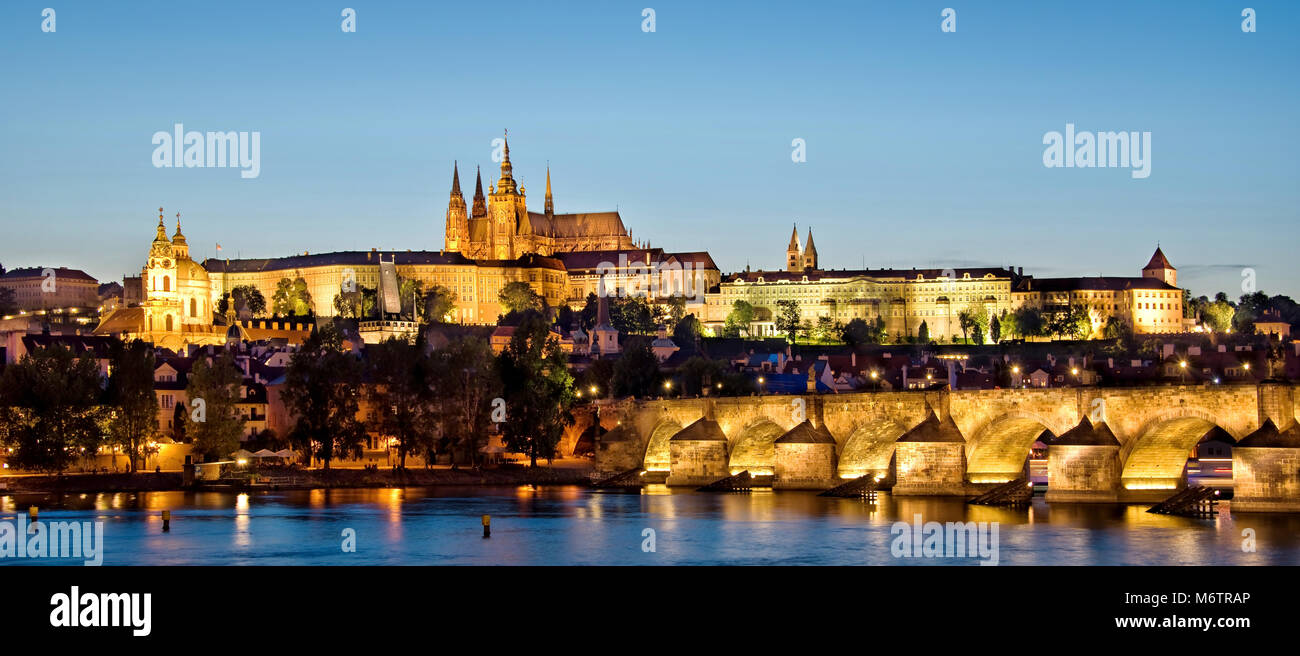 Panorama del castillo de Praga y Puente de Carlos por la noche, República Checa Foto de stock