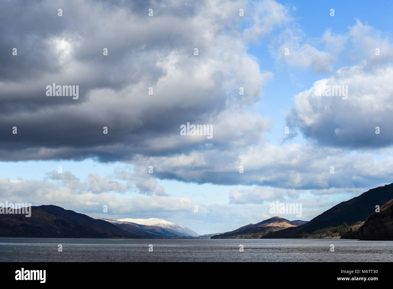Loch Eil en un nublado día de invierno. Foto de stock