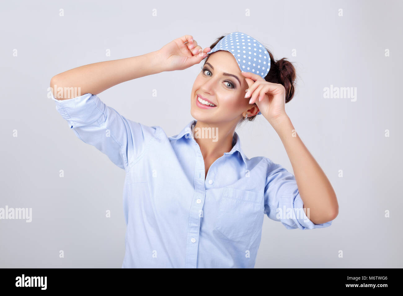Mujer en pijama y máscara para dormir Foto de stock