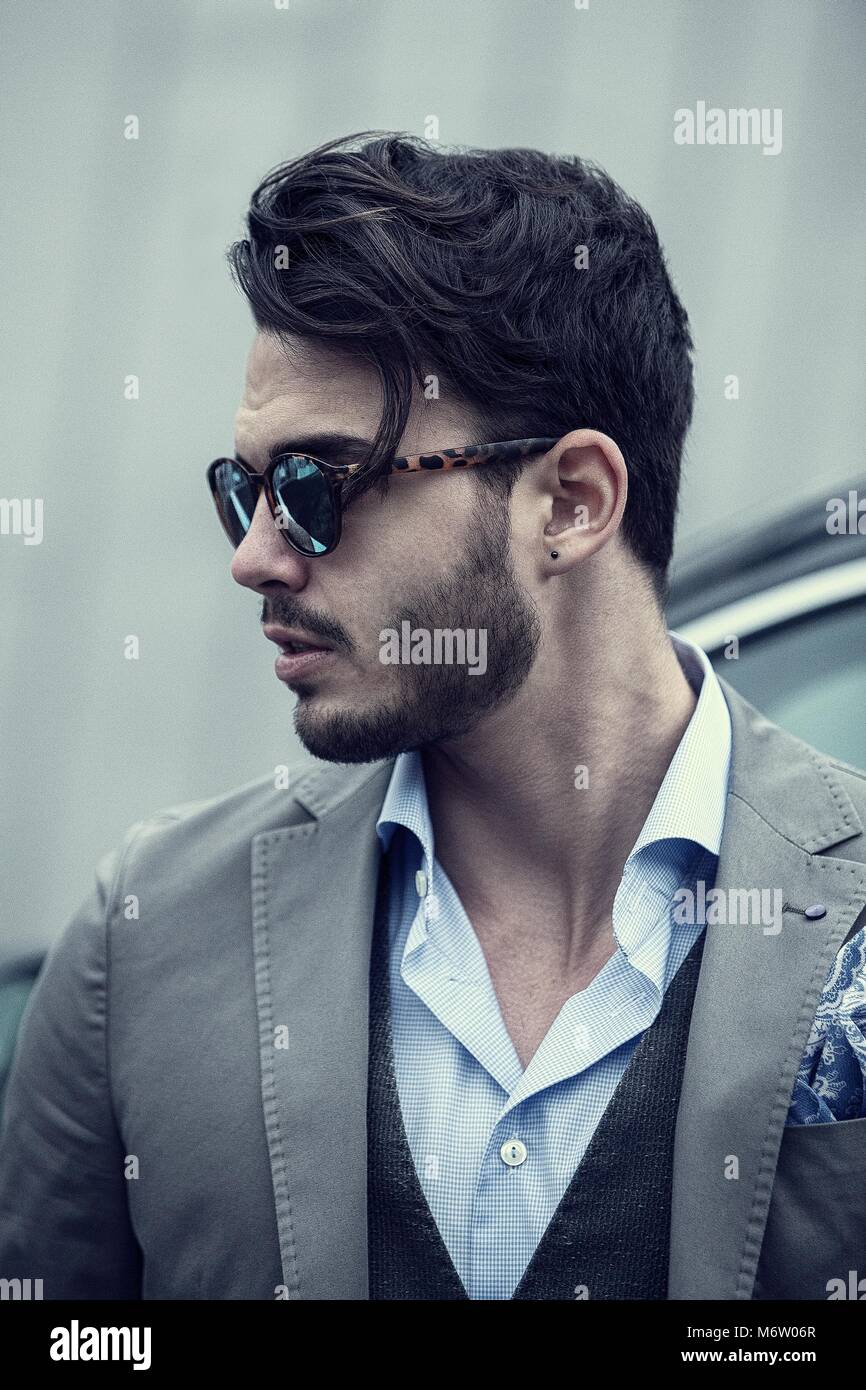 Hombres con estilo (traje y camisa) que use lentes de sol, zapatos  agradables y tiene un buen cabello Fotografía de stock - Alamy