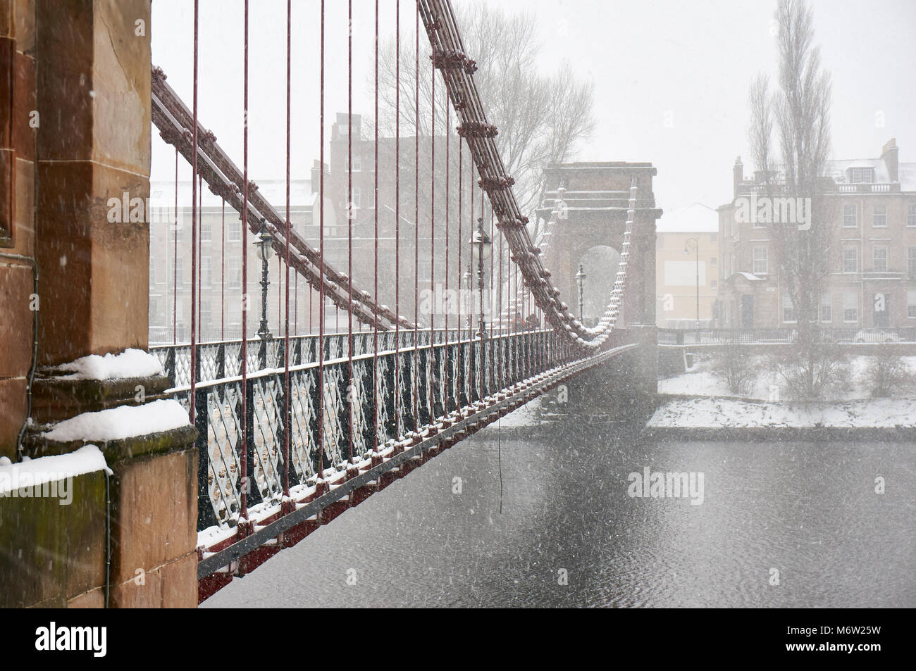 South Portland Street puente colgante sobre el río Clyde cubierto de nieve tras la "bestia de Oriente " tormenta, Glasgow, Escocia. Foto de stock