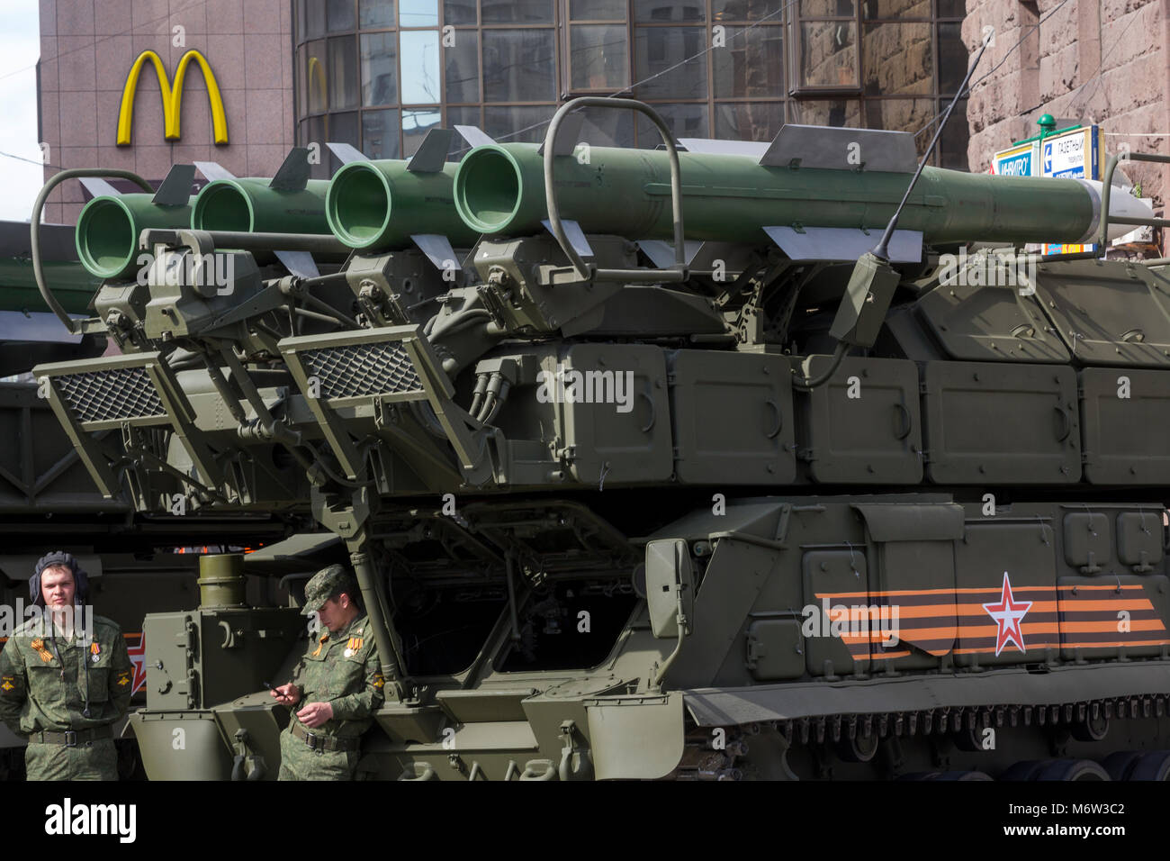 Sistemas de misiles BUK M2 antes de comenzar el día de la victoria militar щт desfile de la Plaza Roja de Moscú marca el 70º aniversario de la victoria sobre la Alemania Nazi i Foto de stock