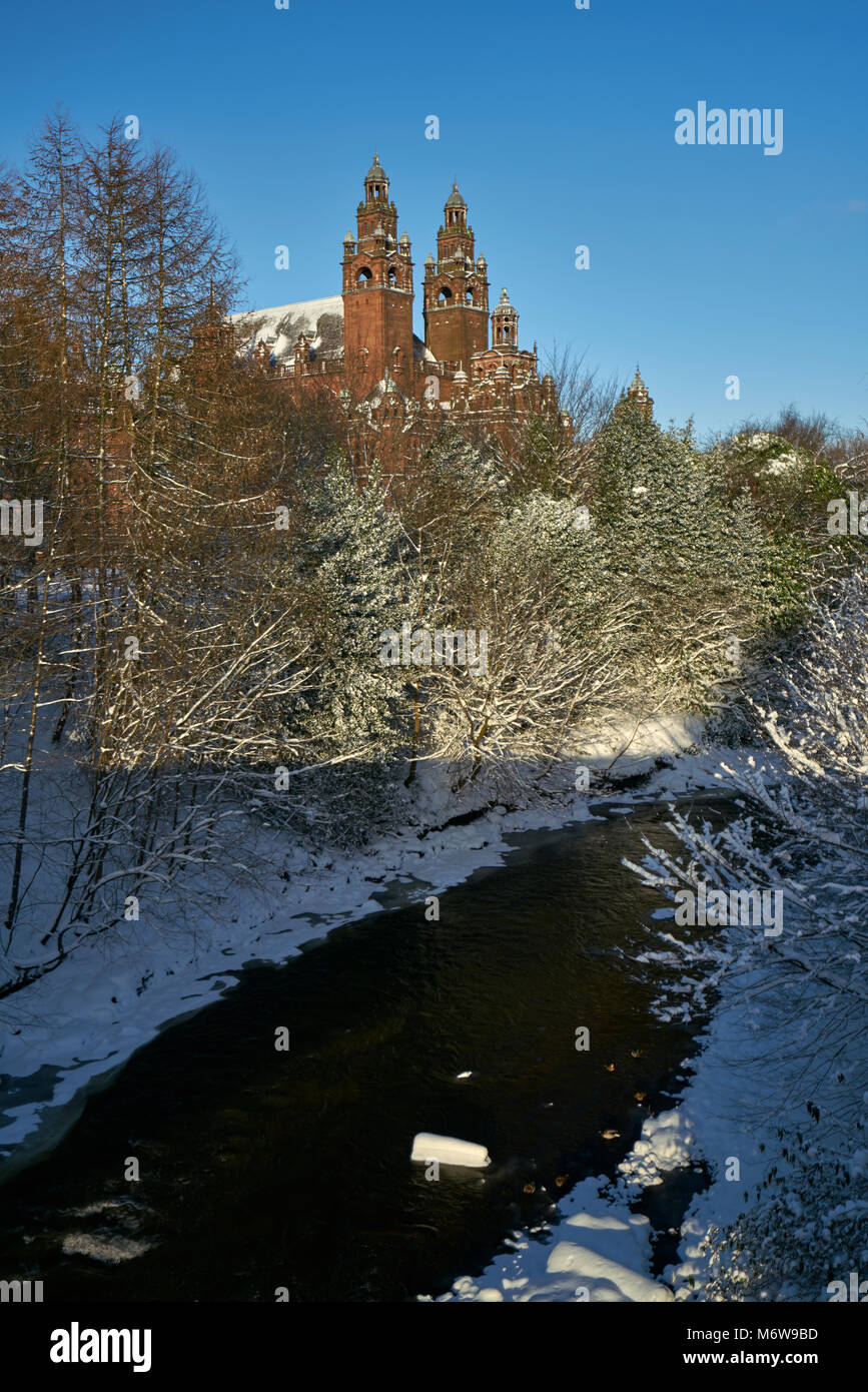Galería de Arte y Museo Kelvingrove con nieve en un soleado día de invierno Foto de stock