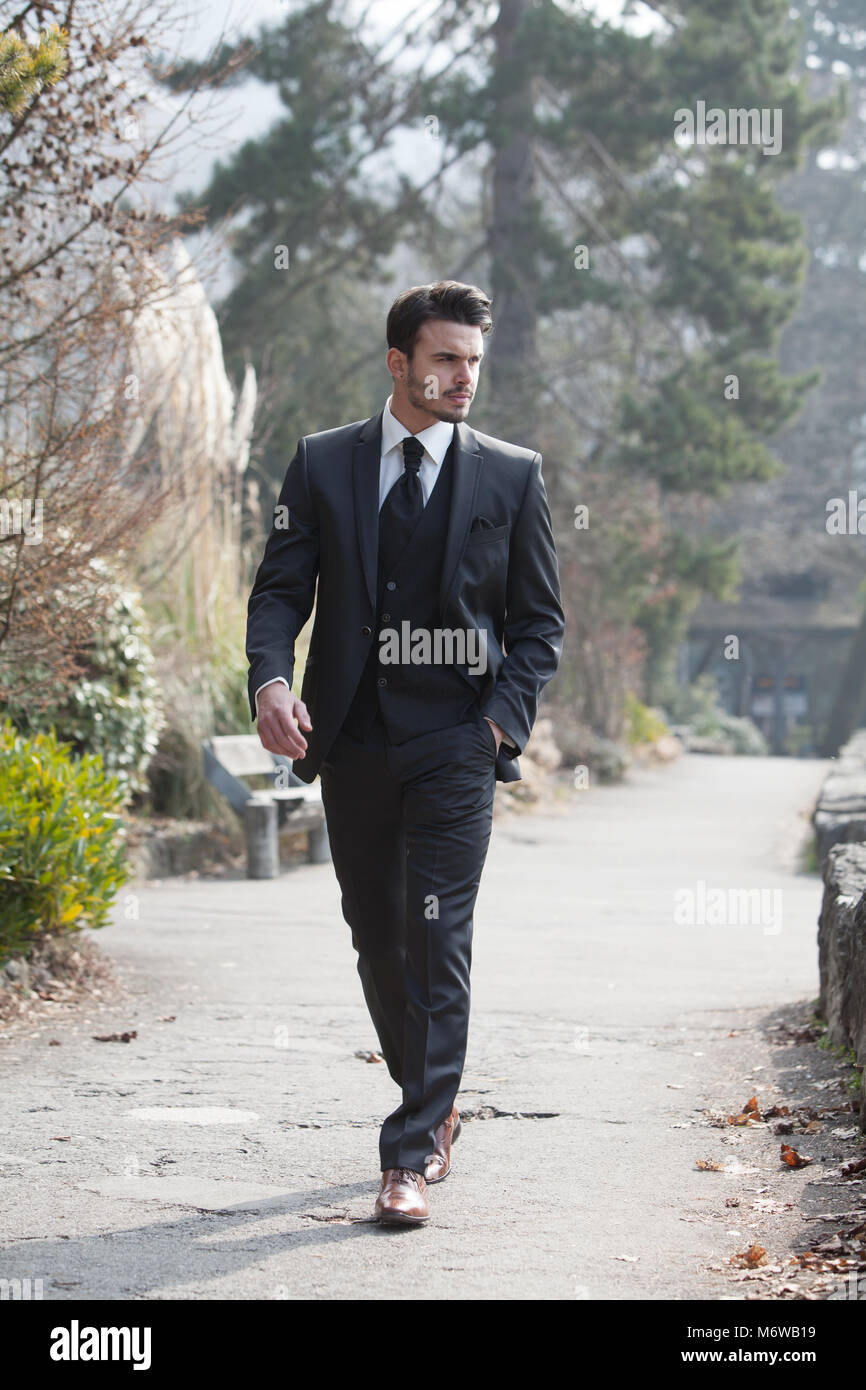 Hombre Con Estilo Casual O Quien Viste Traje Y Corbata Traje De Boda Con Esposas Fotografia De Stock Alamy