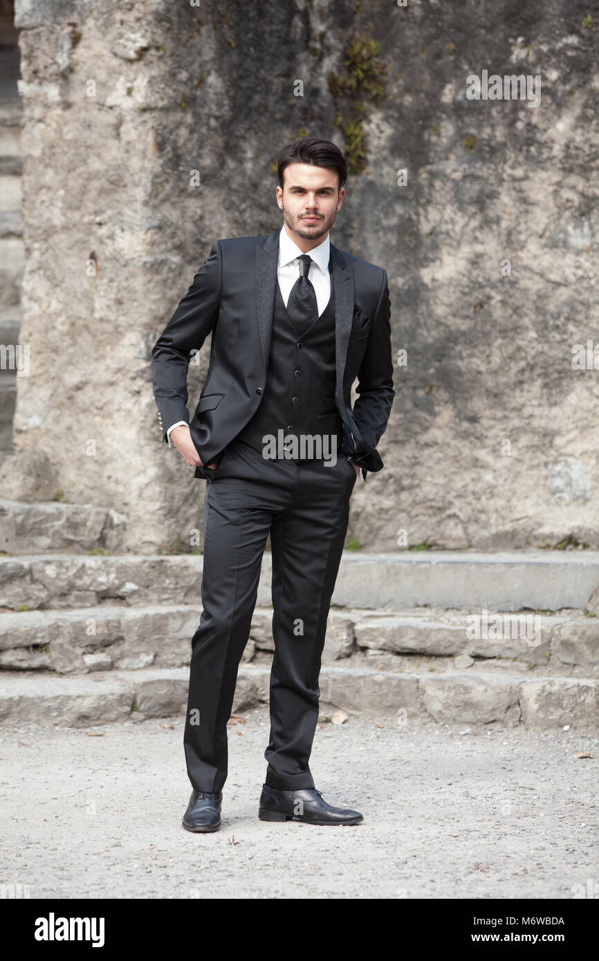 Hombre con estilo casual viste traje y (traje de boda) con Fotografía de stock - Alamy
