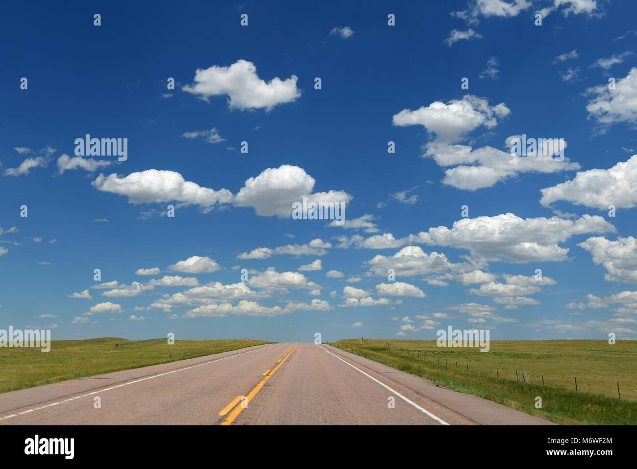 Carretera y paisaje con nubes y el cielo azul Foto de stock