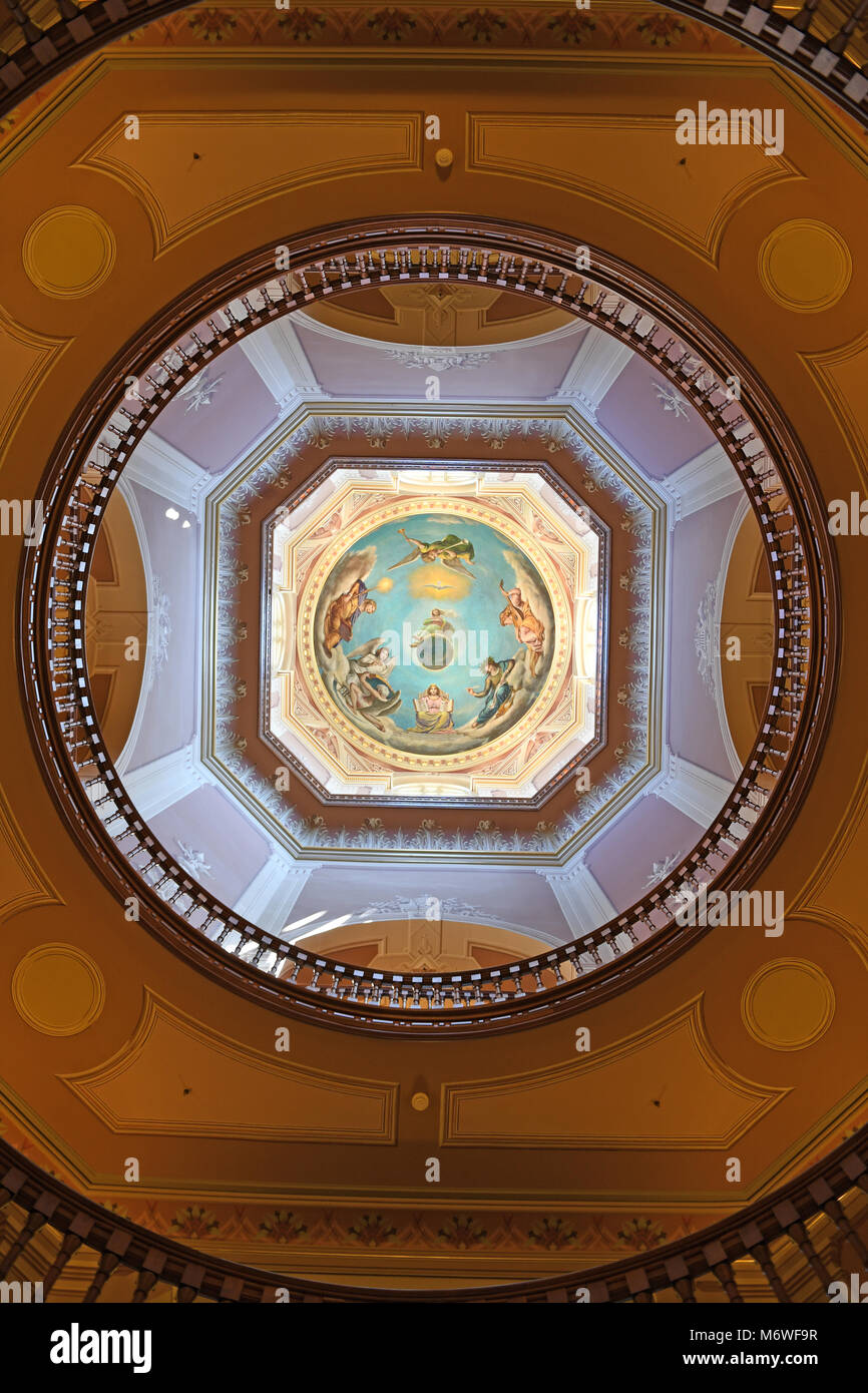 South Bend, IN, USA - Junio 24, 2016: Interior de cúpula dorada en el campus de la Universidad de Notre Dame en South Bend, Indiana. Foto de stock