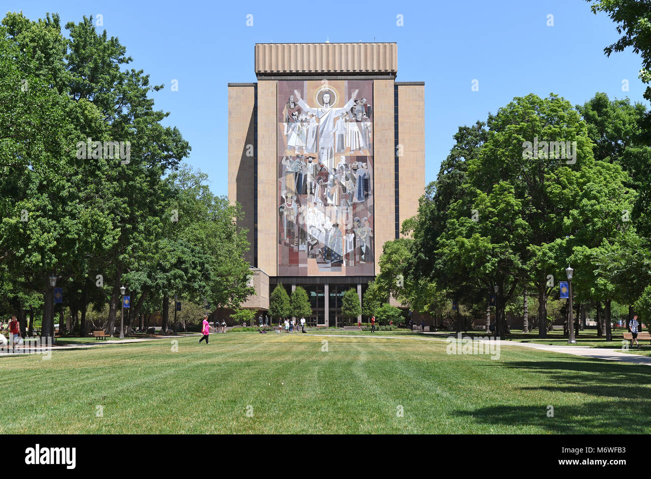 South Bend, IN, USA - Junio 24, 2016: El Mural llamado Jesús Touchdown en el campus de la Universidad de Notre Dame en South Bend, Indiana. Foto de stock