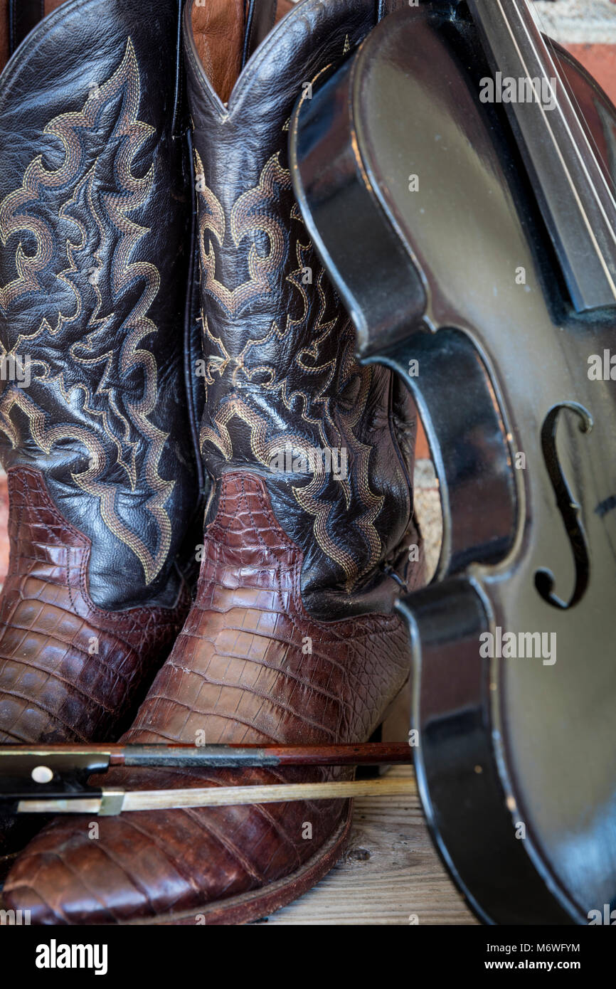 Bien desgastadas botas vaqueras y fiddle, Nashville, Tennessee, EE.UU. Foto de stock