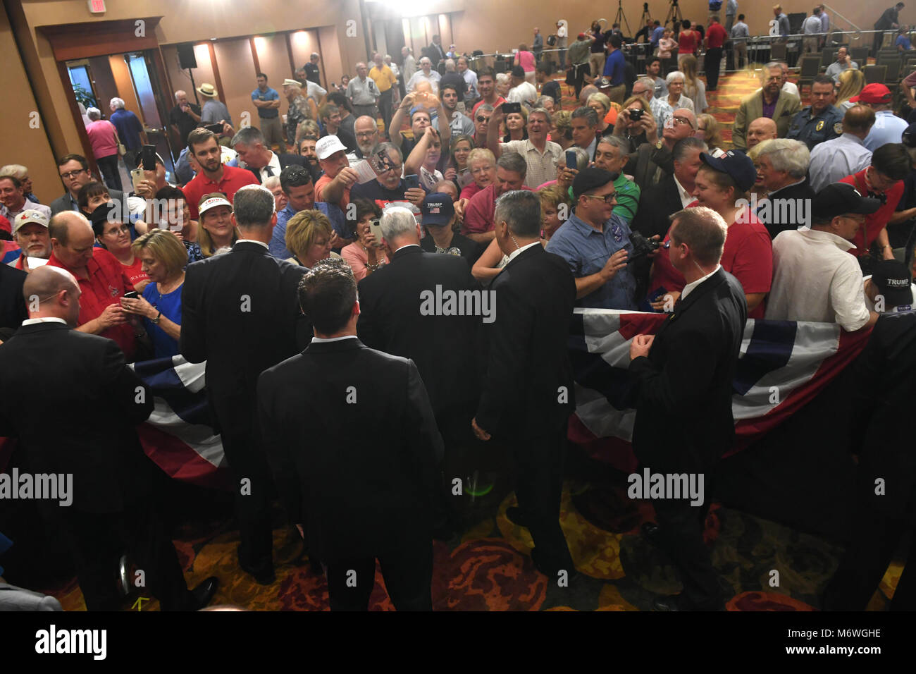 Chesterfield, MO, USA - Septiembre 06, 2016: vice candidato presidencial republicano, el gobernador de Indiana, Mike Pence habla a sus partidarios en un mitin en Che Foto de stock