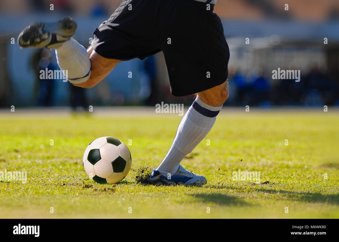 Jugador de fútbol portero patear el balón durante el partido de fútbol Foto de stock