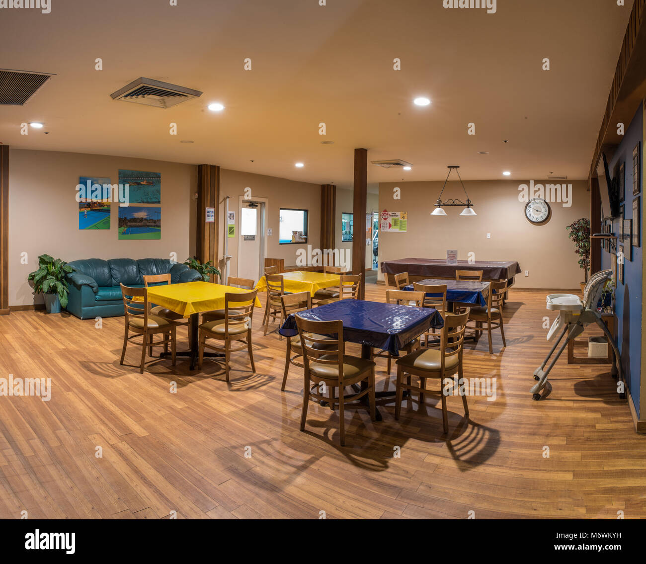 Mesas y sillas disponibles para el desayuno, el almuerzo o la cena en el restaurante del Club de Raqueta Pierpont en Ventura, California, el 6 de marzo de 2018. Foto de stock