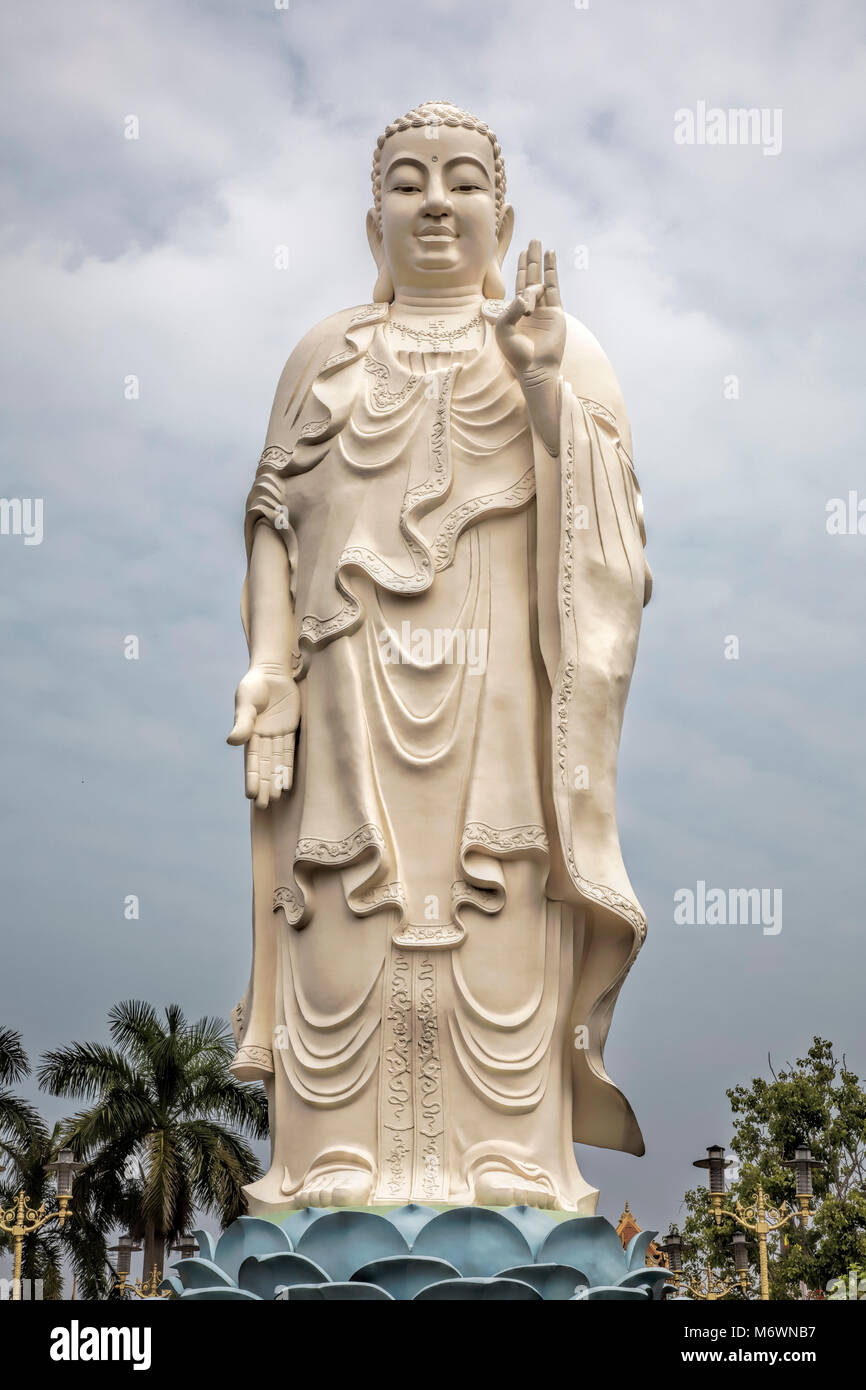 Estatua de Buda de pie en el templo de Mytho Vinh Trang Ciudad, Delta del Mekong, Vietnam Foto de stock