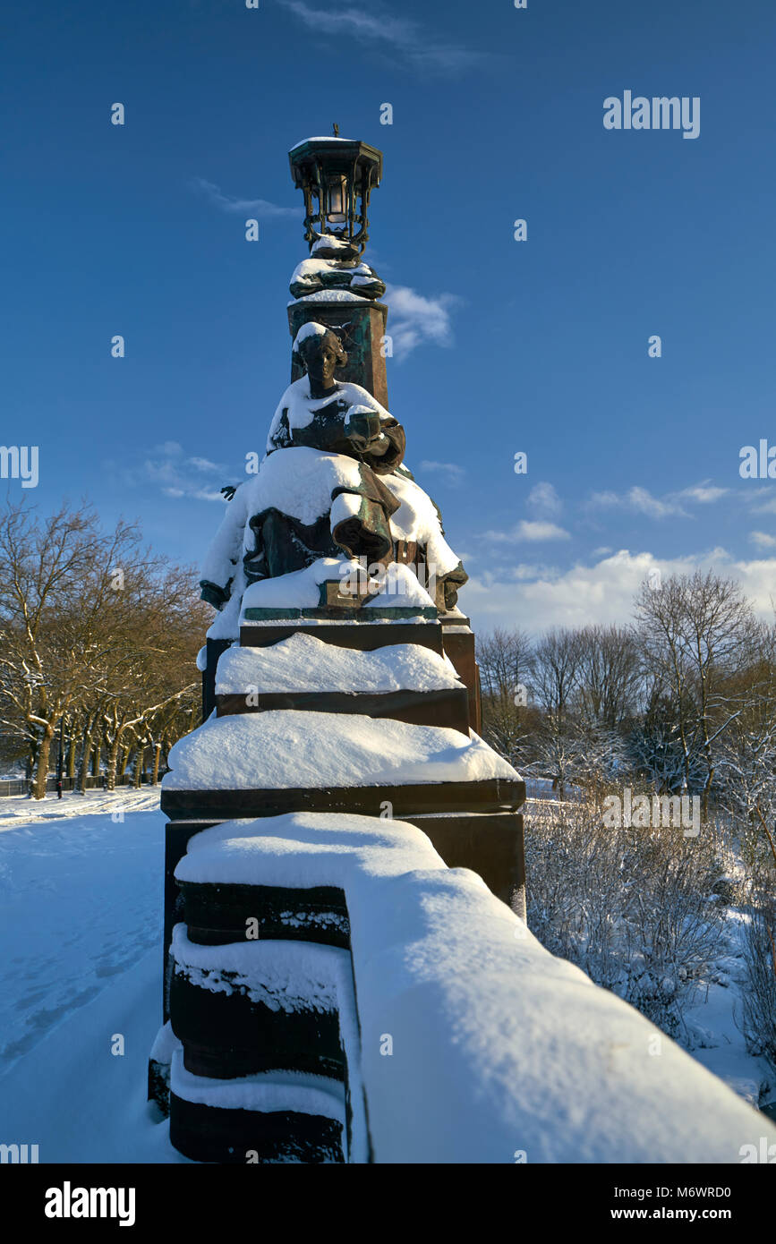 Estatuas de bronce en modo puente Kelvin Glasgow cubierto de nieve después de una fuerte tormenta de nieve Foto de stock