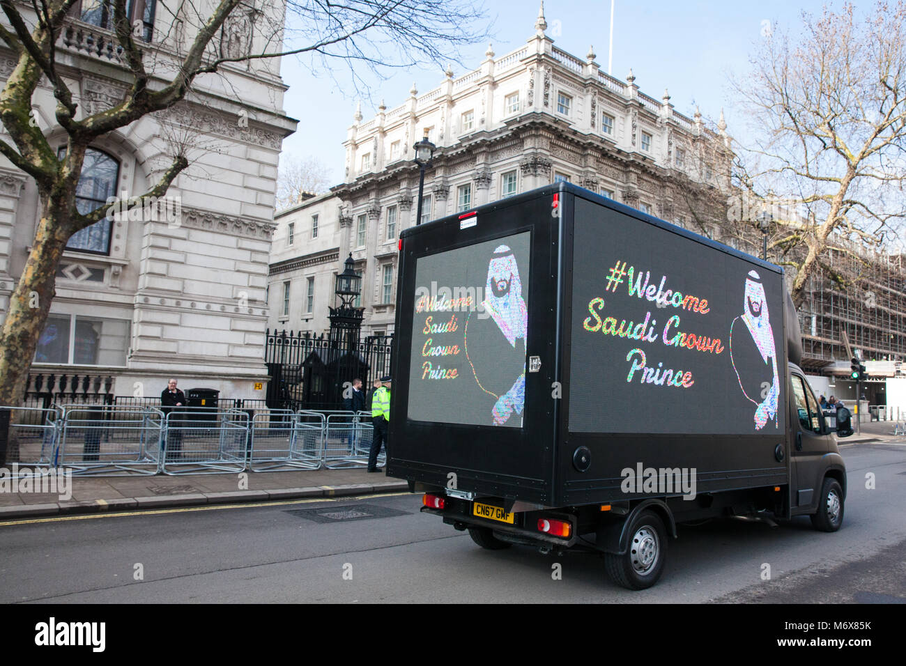 Londres, Reino Unido. 7 de marzo de 2018. Publicidad vans tour Westminster mostrando un mensaje de bienvenida de la imagen y el Príncipe Heredero saudita, Mohammed bin Salman al Reino Unido. La visita del Príncipe Heredero saudita, es altamente controvertido debido a Arabia Saudita en materia de derechos humanos y sus ataques en el Yemen, que se ha traducido en un gran número de víctimas civiles y una crisis humanitaria. Crédito: Mark Kerrison/Alamy Live News Foto de stock