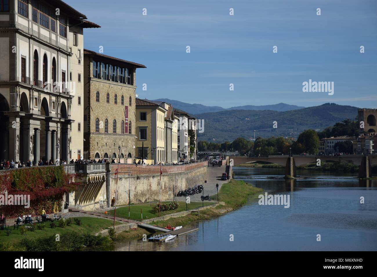 Banco del río Arno, en Florencia, Italia. Octubre de 2017 Foto de stock