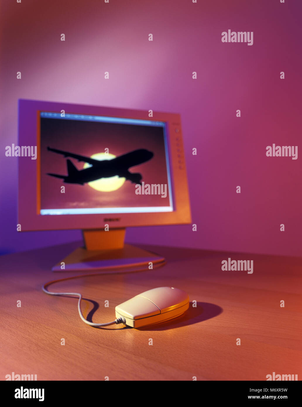 2000 histórica terminal de computadora de escritorio personal (©Sony Corp  2000) con la vía del ratón Apple Corp (©2000) y avión IMAGEN EN PANTALLA  Fotografía de stock - Alamy