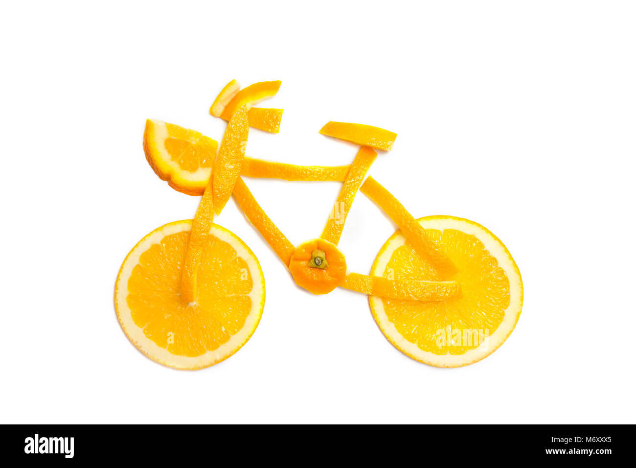 Bicicleta de rodajas de naranja en el blanco. Foto de stock