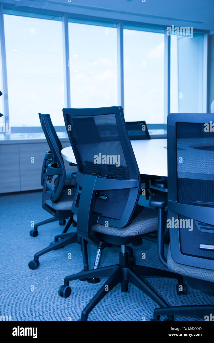 Mesa y sillas en la sala de reuniones. Foto de stock