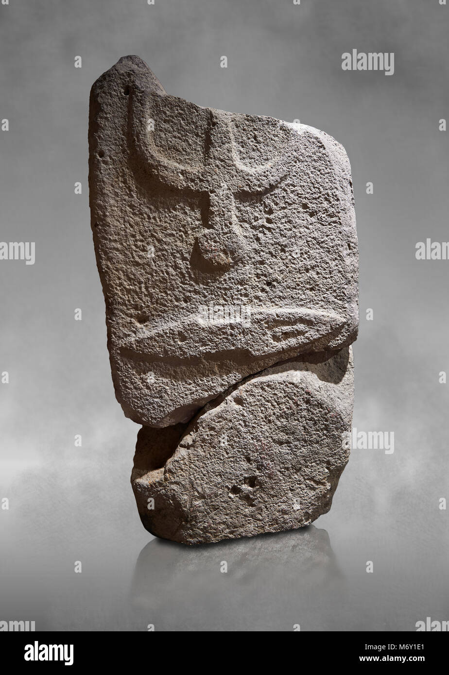 Fragmento de una central europea Menhir prehistórico Neolítico tardío permanente con tallas de piedra en su cara lateral. La representación de un mal stylalised Foto de stock