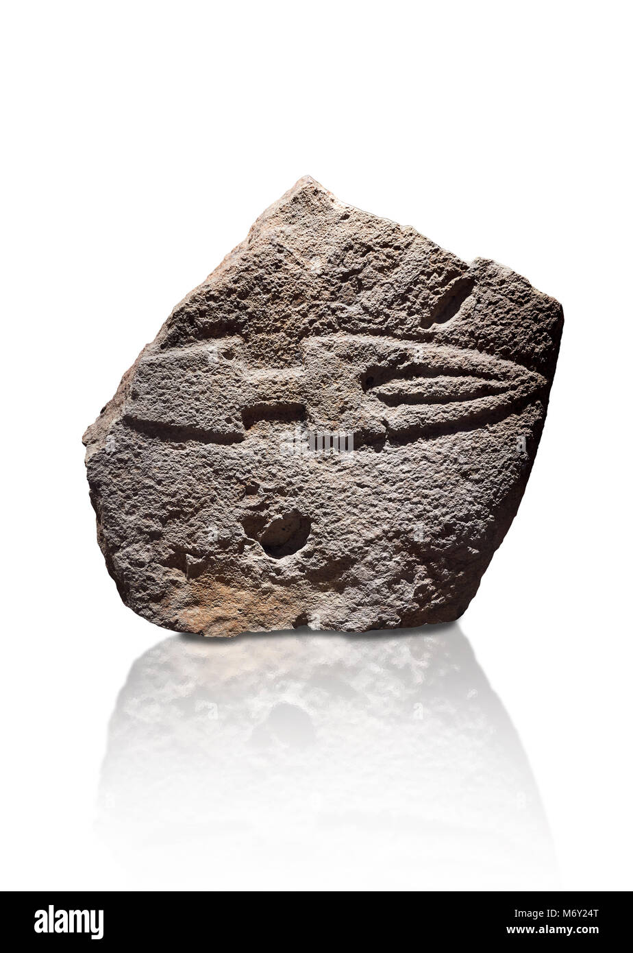 Fragmant de finales del Neolítico Europeo Menhir prehistórico de pie con piedra tallada de un cuchillo en su cara vista. Excavado en Palas de Nuraxi II, Foto de stock