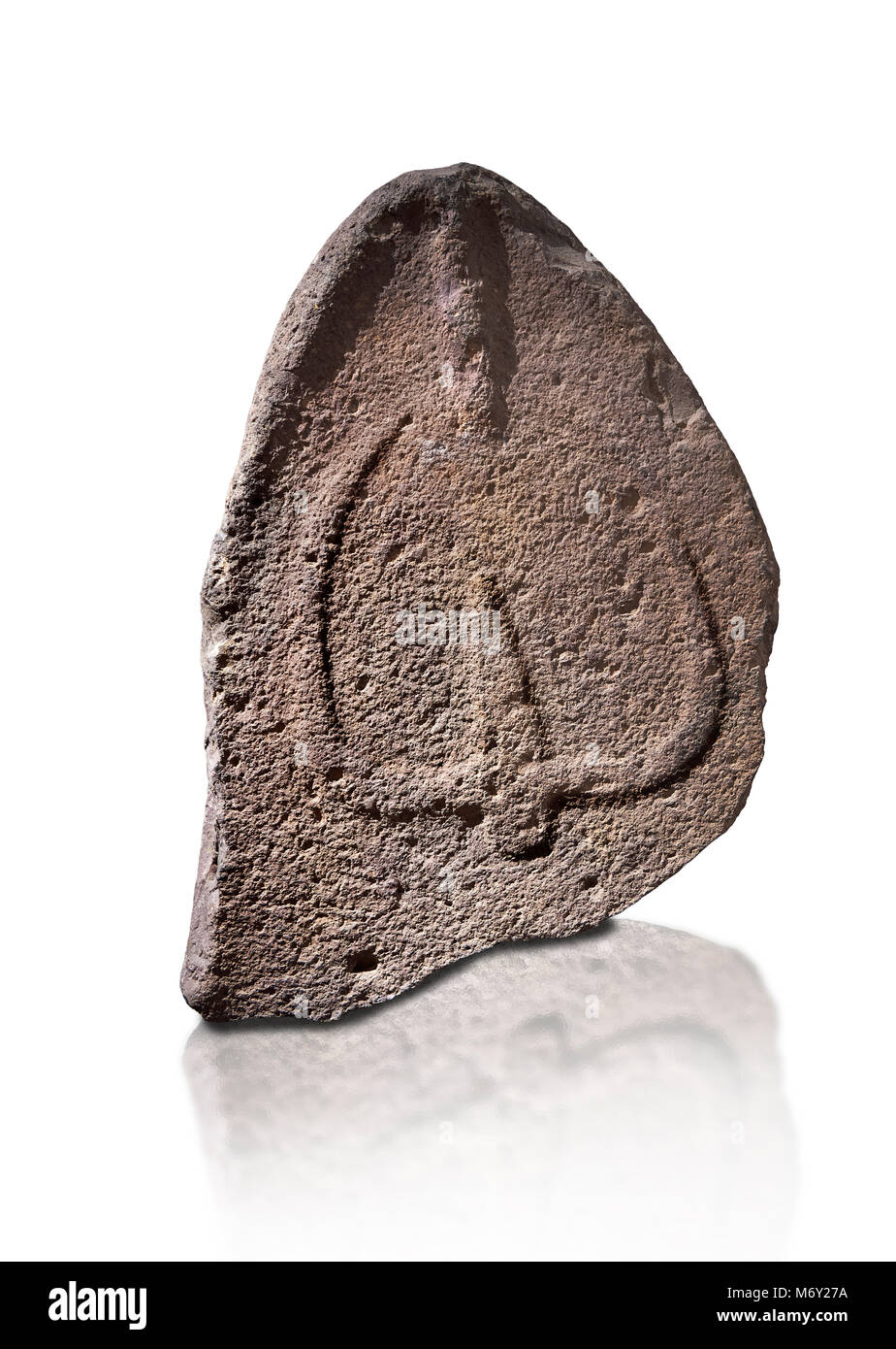 A finales del Neolítico Europeo Menhir prehistórico con tallas de piedra permanente sobre su cara. La representación de una figura masculina stylalised comienza en el Foto de stock