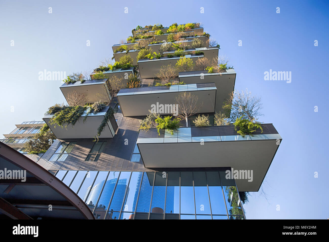 Milán, Italia, 28 de marzo de 2017 - "Bosco Verticale', bosque vertical y edificios de apartamentos en la zona "Isola" de la ciudad de Milan, Italia. Foto de stock